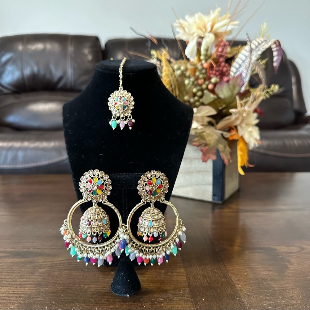 Gold Tone Multicolor Polki Jhumka Earrings Maang Tikka Set - Picture 3 of 12